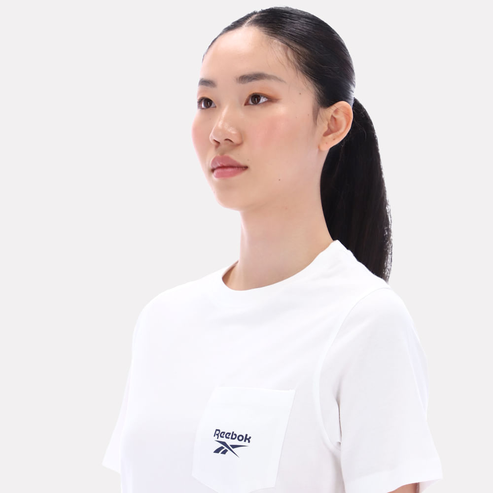 Camiseta Classics | Lex Small Logo Crw Ss Pocket Tee | Mujer - Imagen 4