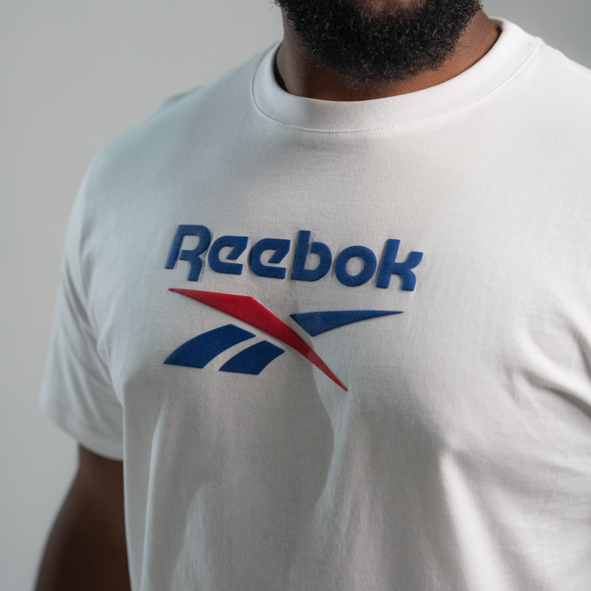 Camiseta Classics | Mid Stack Logo Tee | Hombre - Imagen 4