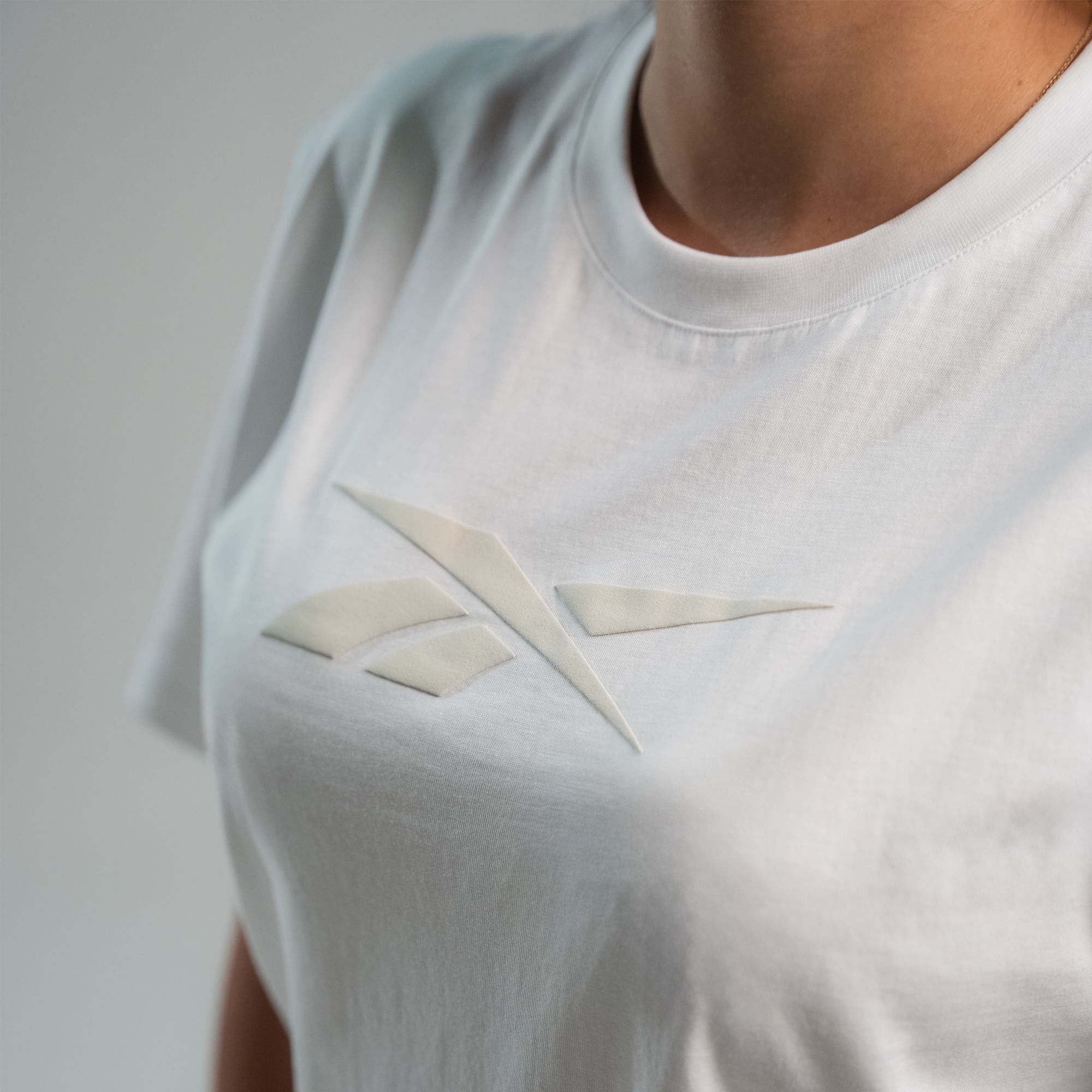 Camiseta Classics | W Chest Vector Logo Tee | Mujer - Imagen 4