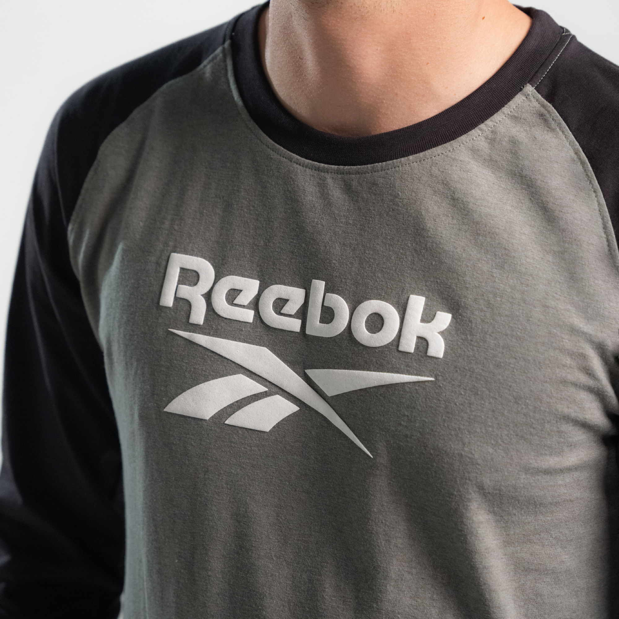 Camiseta Classics | Ranglan Chest Logo Tee | Hombre - Imagen 4