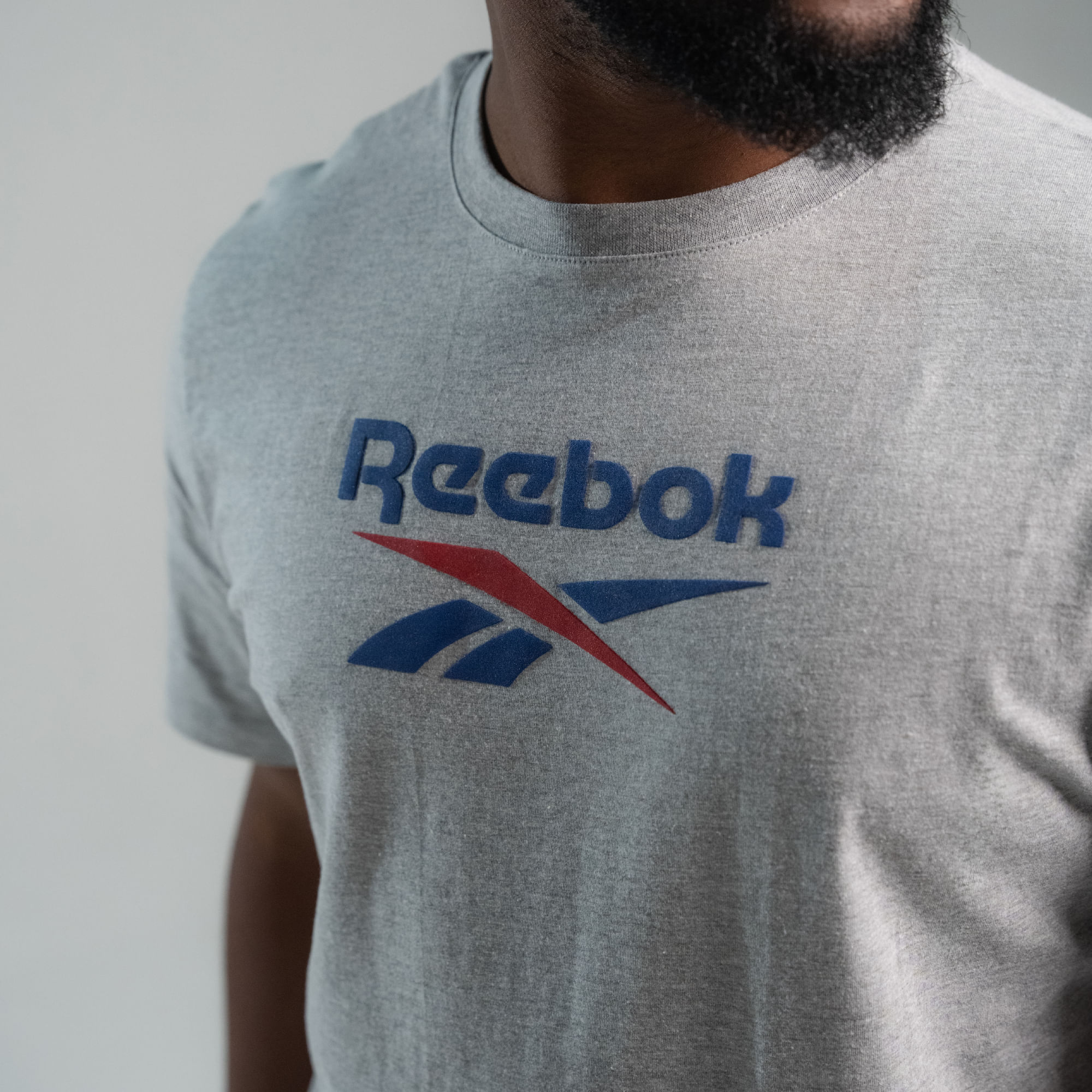 Camiseta Classics | Mid Stack Logo Tee | Hombre - Imagen 4
